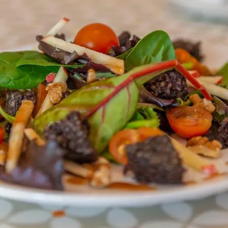 לינה וארוחת בוקר Marina 4*